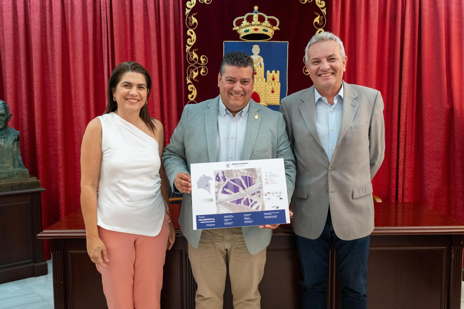 Arturo Alpresa, alcalde de Villarrasa; Lucía Núñez, delegada de Minas, Industria y Energías y con Alfredo González, CEO del Grupo Lyncis.