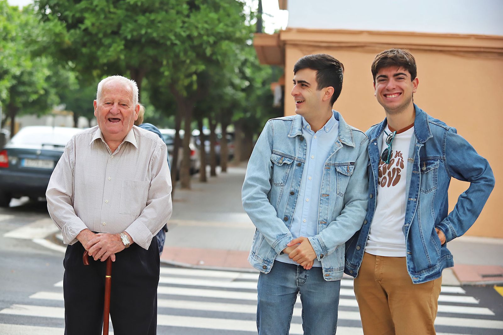 El Rocío 2023: Imágenes de la Hermandad de Emigrantes en su salida de Huelva