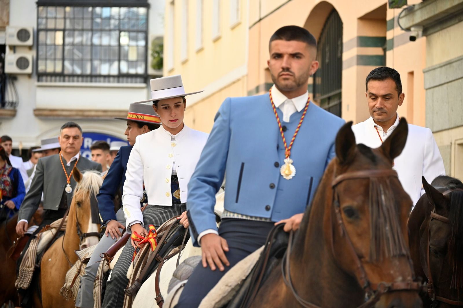 Imágenes de los peregrinos de la Hermandad de Emigrantes en su salida por las calles de Huelva