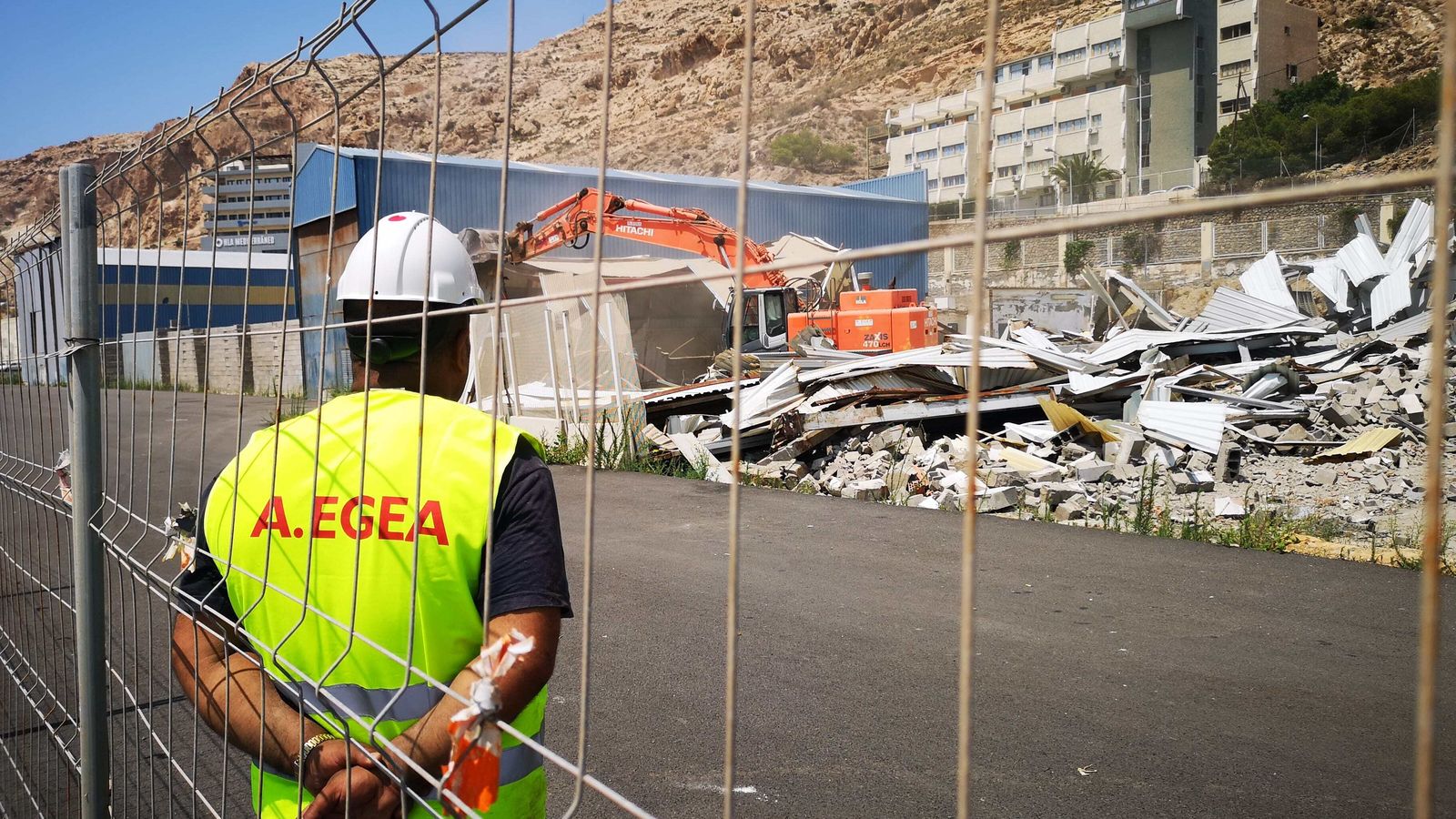 Un obrero en la demolición.