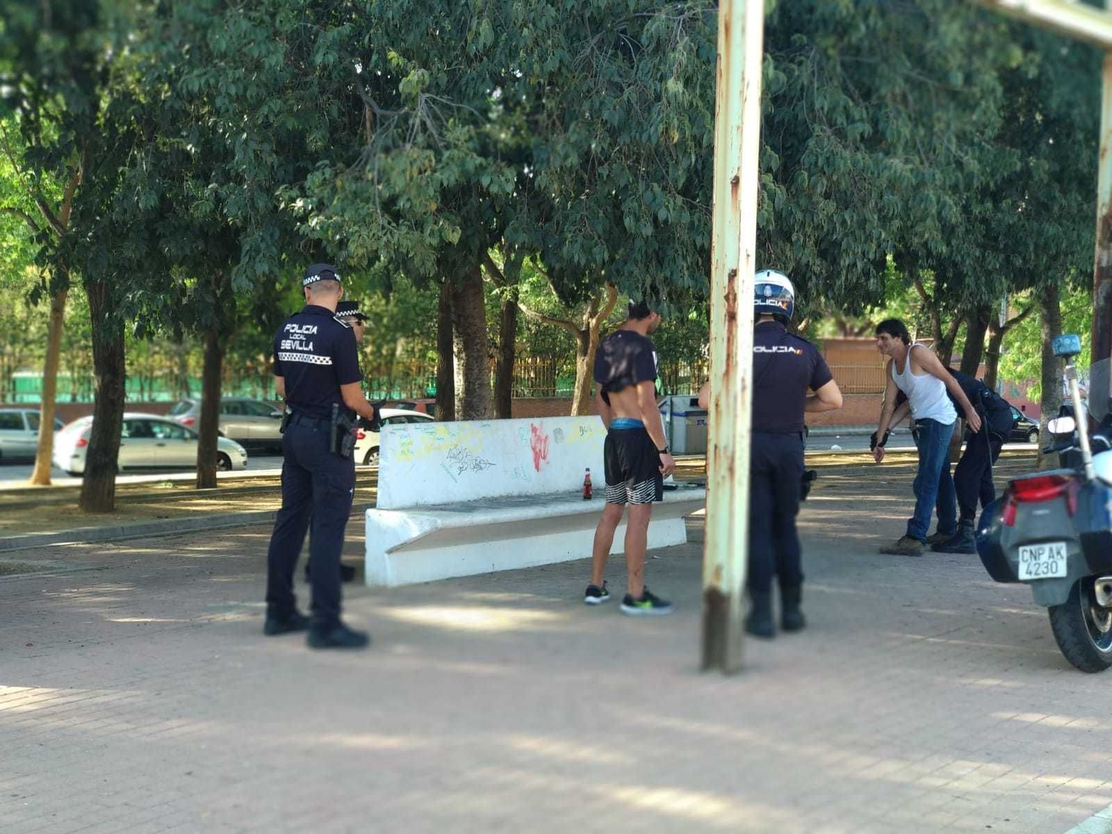 Control de seguridad de la Policía Local y Nacional en Pino Montano.