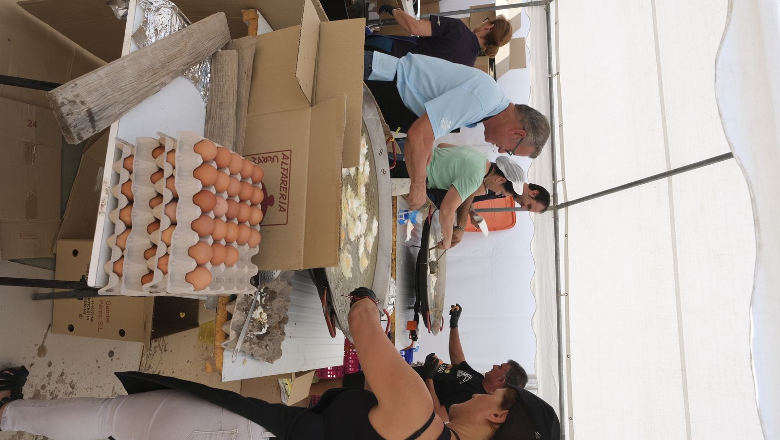Imágenes de la degustación de huevos fritos con chorizo, en las Fiestas de Santa María del Águila