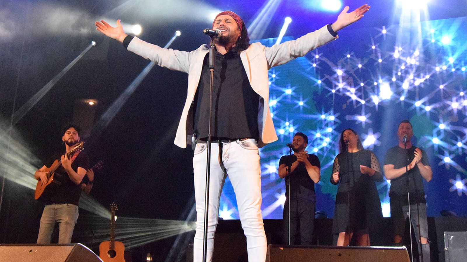 Otra imagen del artista, con parte de su banda.