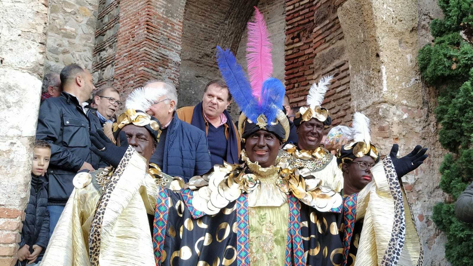 Baltasar saluda en el interior de la Alcazaba.