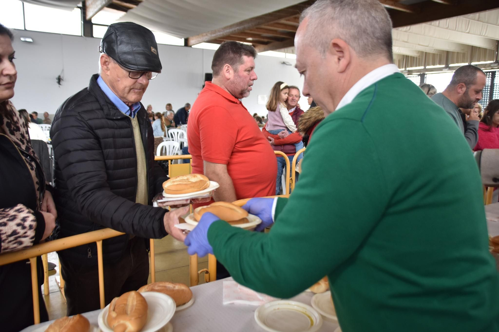 Villa del Río celebra el Día de Andalucía con el reparto de más de 2.000 cantos