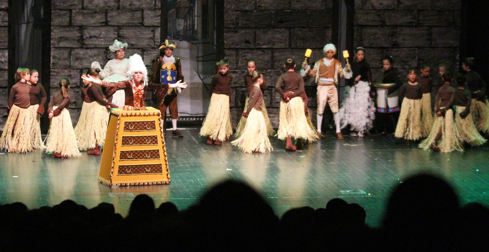 Imágenes de la representación 'El Ala Oeste' basado en la película de Disney 'La Bella y la Bestia'.