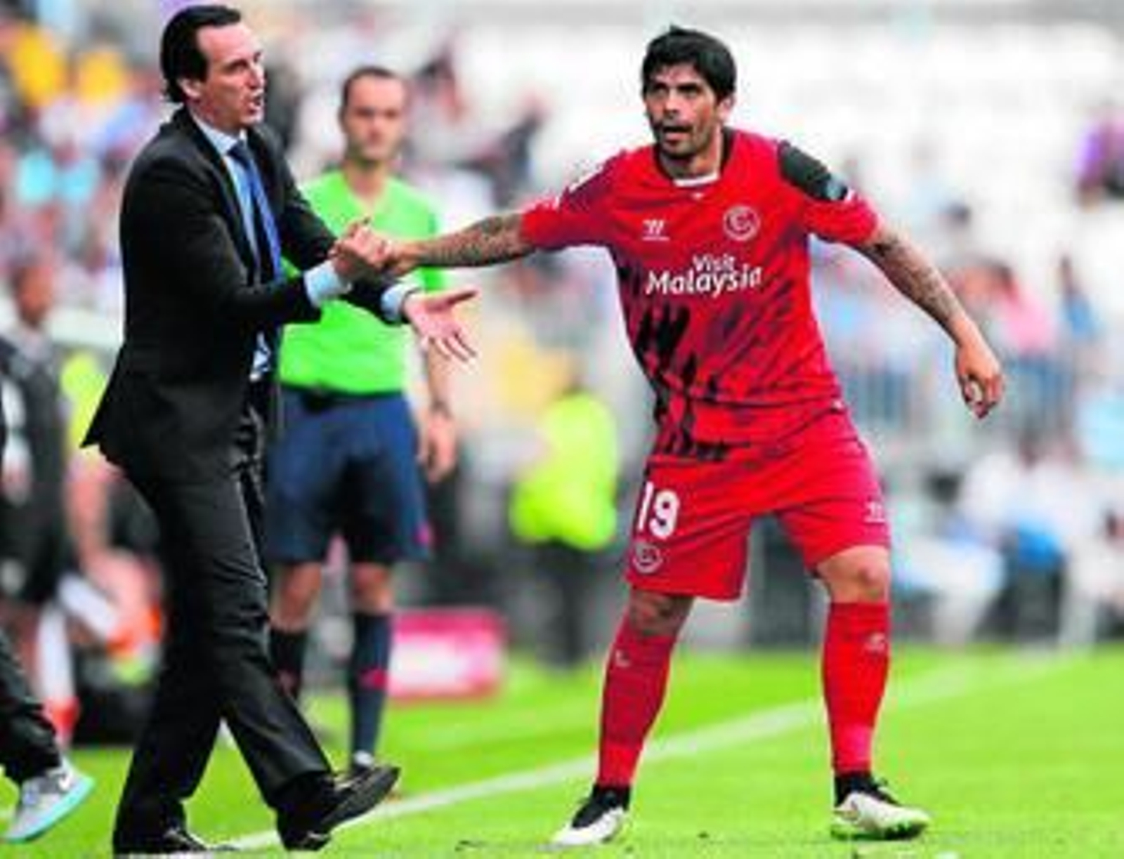 El técnico del Sevilla, Unai Emery, felicita a Banega después de anotar éste el segundo gol.