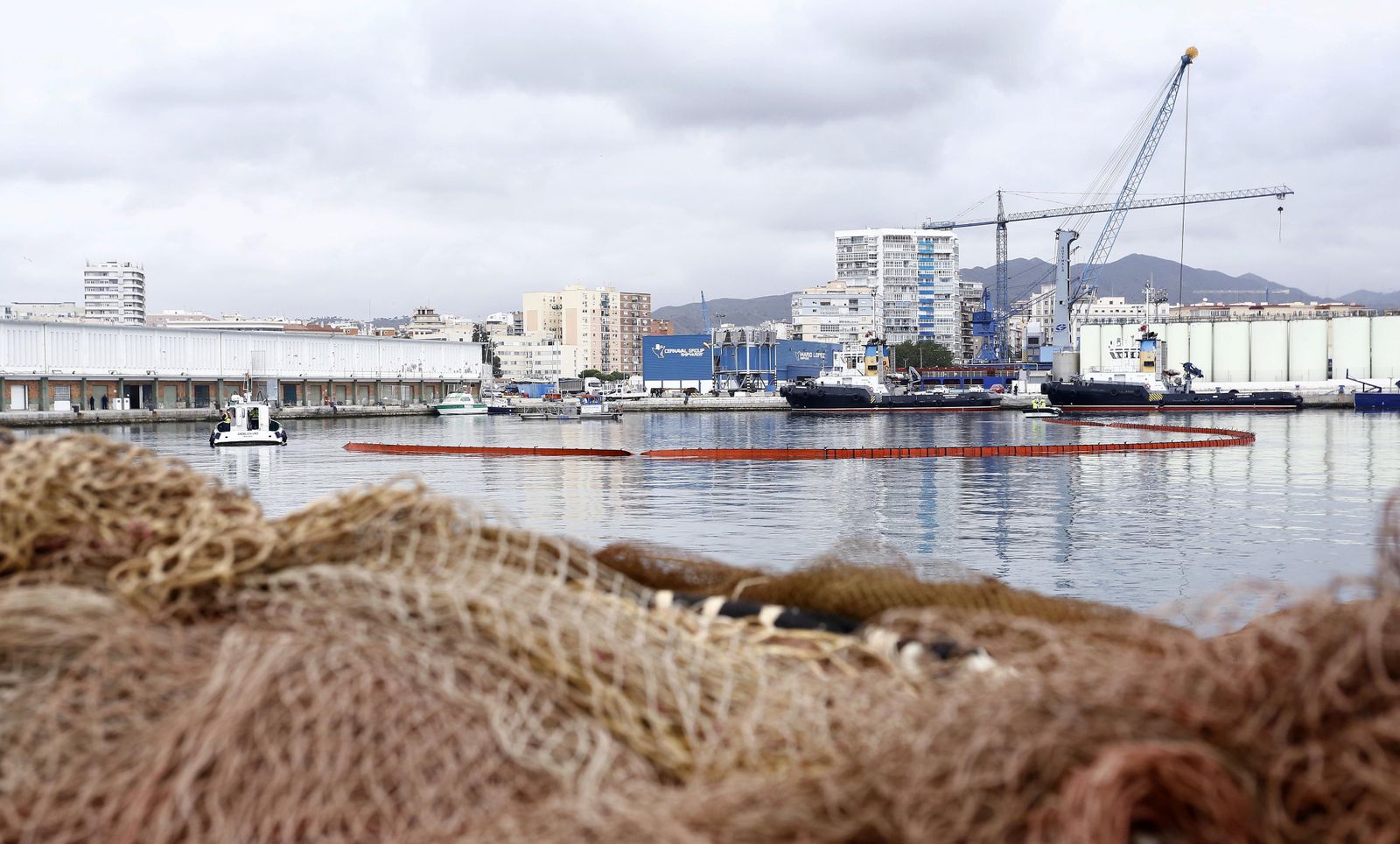 Las fotos del simulacro contra la contaminación en el puerto de Málaga