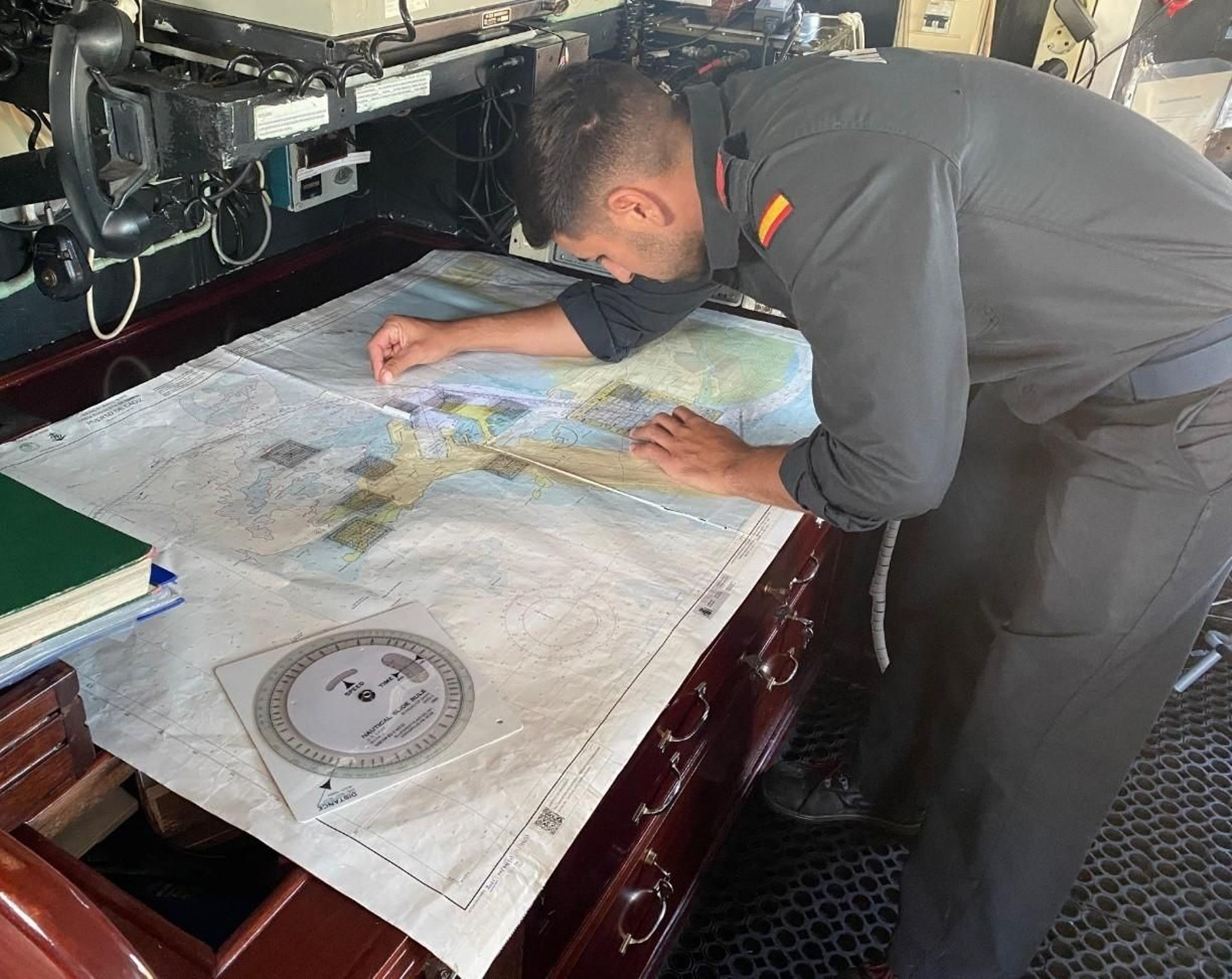 La preparación cartográfica de uno de los integrantes de la tripulación del navío.