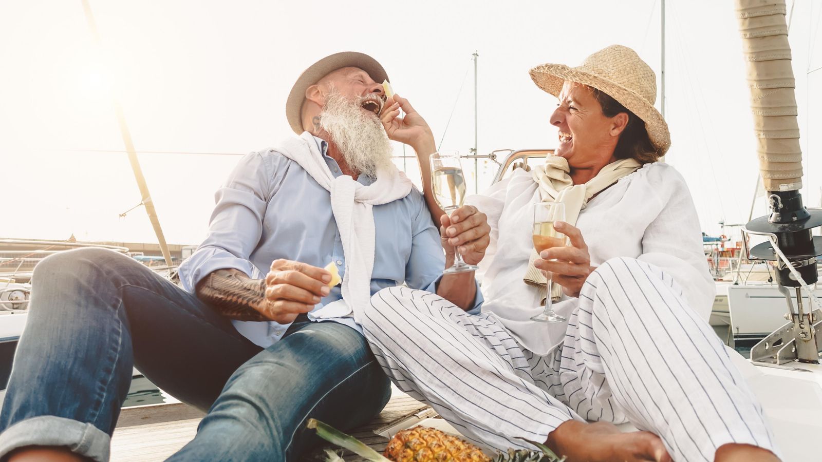 Plan romántico: atardecer + velero + copas de cava