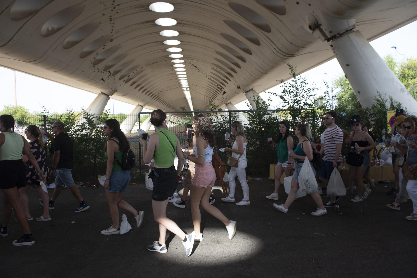 Calor y buen ambiente en la entrada del concierto de Manuel Carrasco