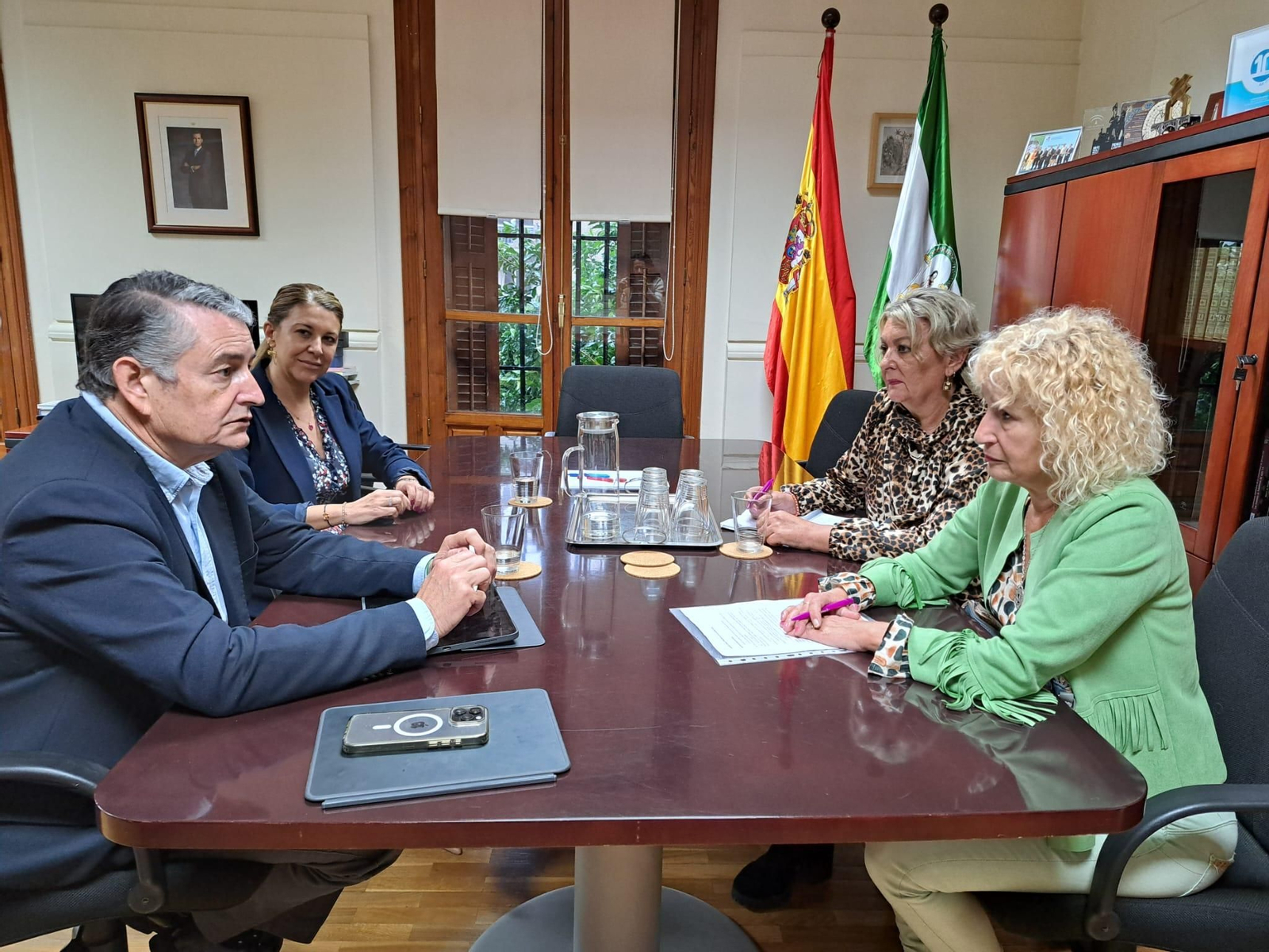 Antonio Sanz junto a las representantes de Amama.