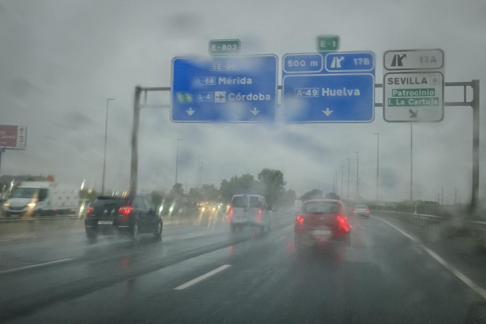 Un día de lluvia en la SE-30 de Sevilla