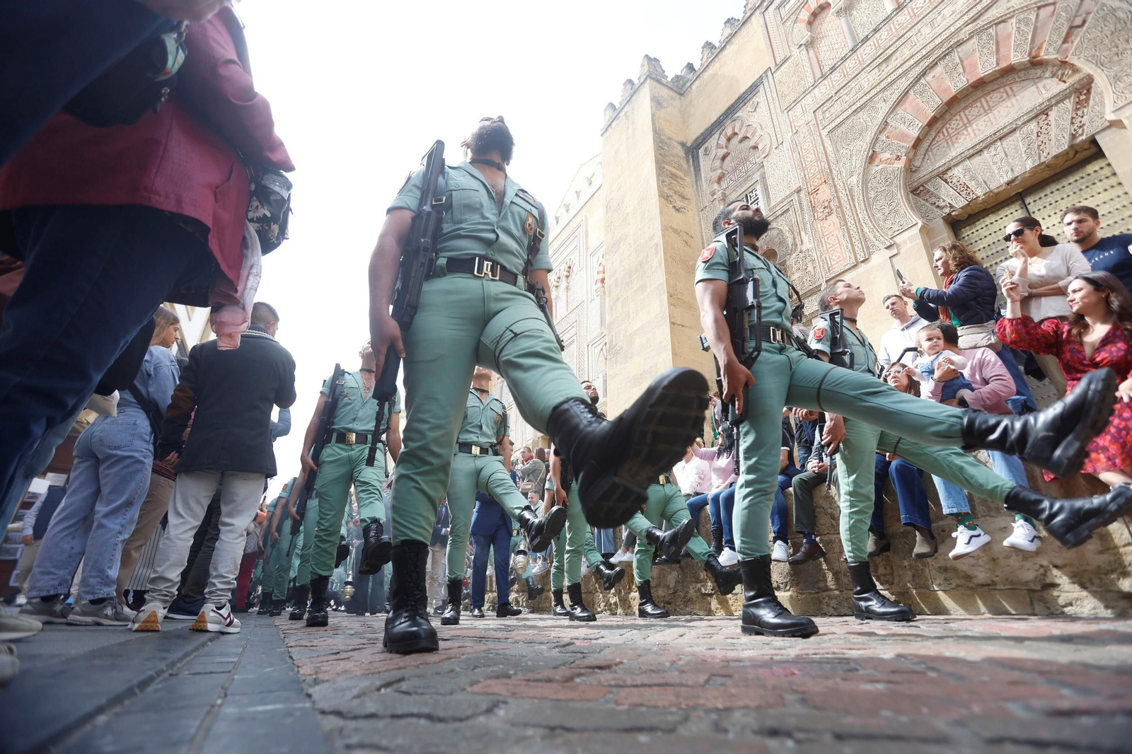 El vía crucis de la Caridad con la Legión en el Viernes Santo de Córdoba, en imágenes