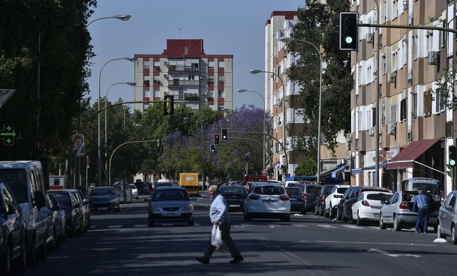 Un hombre cruza indebidamente la Ronda de la Oliva.