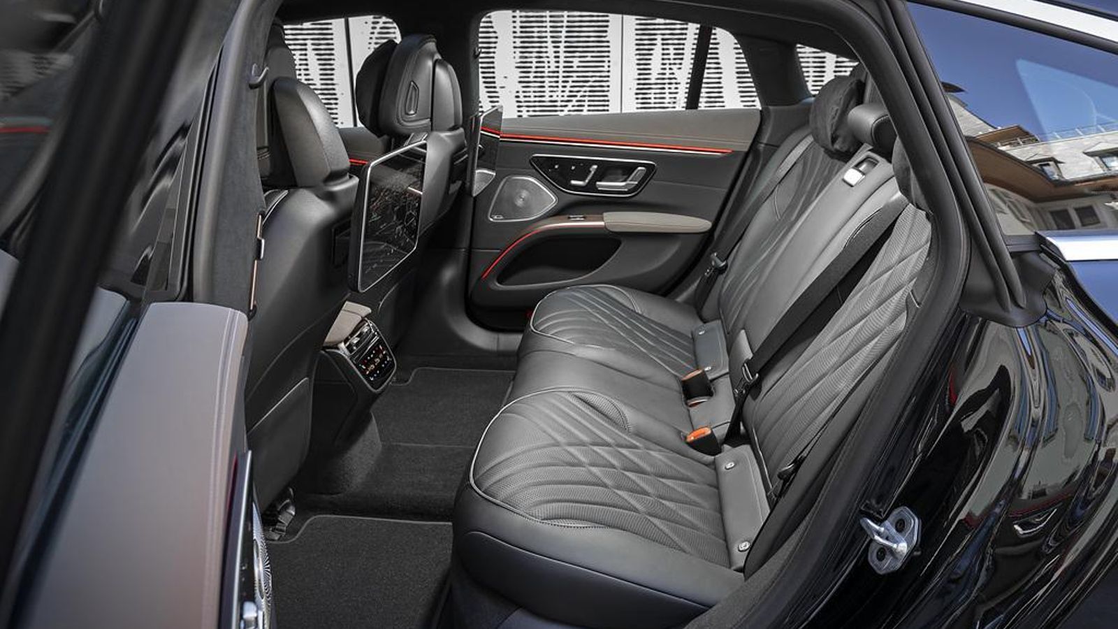 Su interior ofrecerá todo el confort esperable en una berlina de lujo, semejante al Clase S.