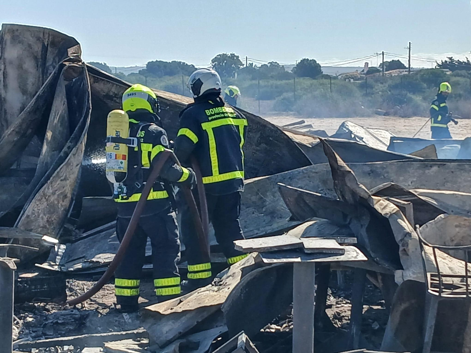 Las imágenes del incendio del chiringuito El Arenal de El Palmar