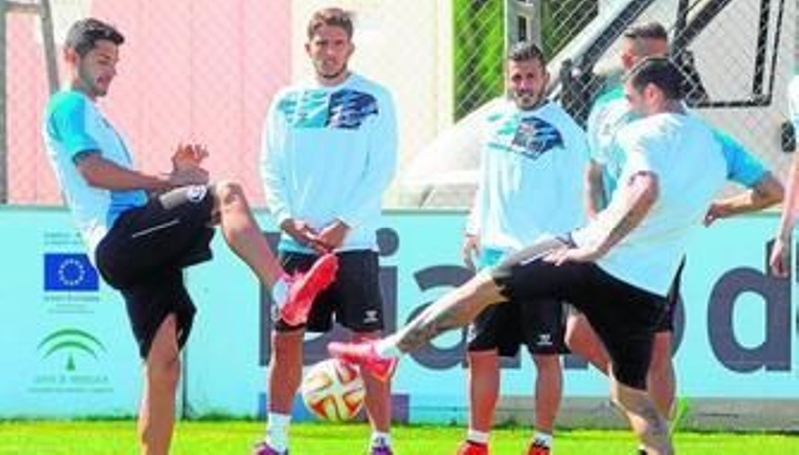 Vitolo y Reyes pelean por controlar un balón en un rondo en el que también participan los portugueses Carriço y Figueiras.