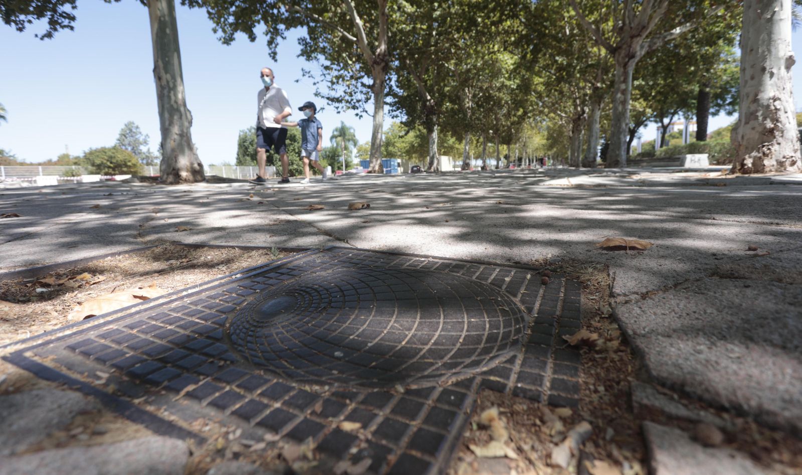 Estado actual del paseo de Torneo, donde aún se aprecian símbolos de la Expo.