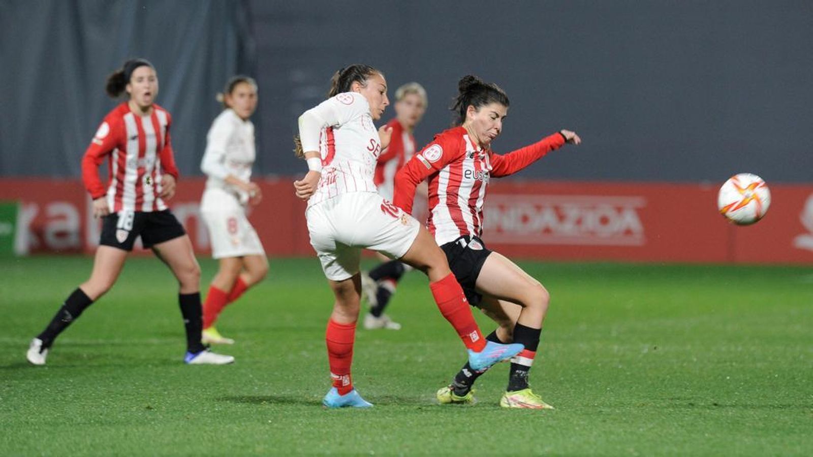 La centrocampista del Sevilla Inma Gabarro, ante una jugadora del Athletic.