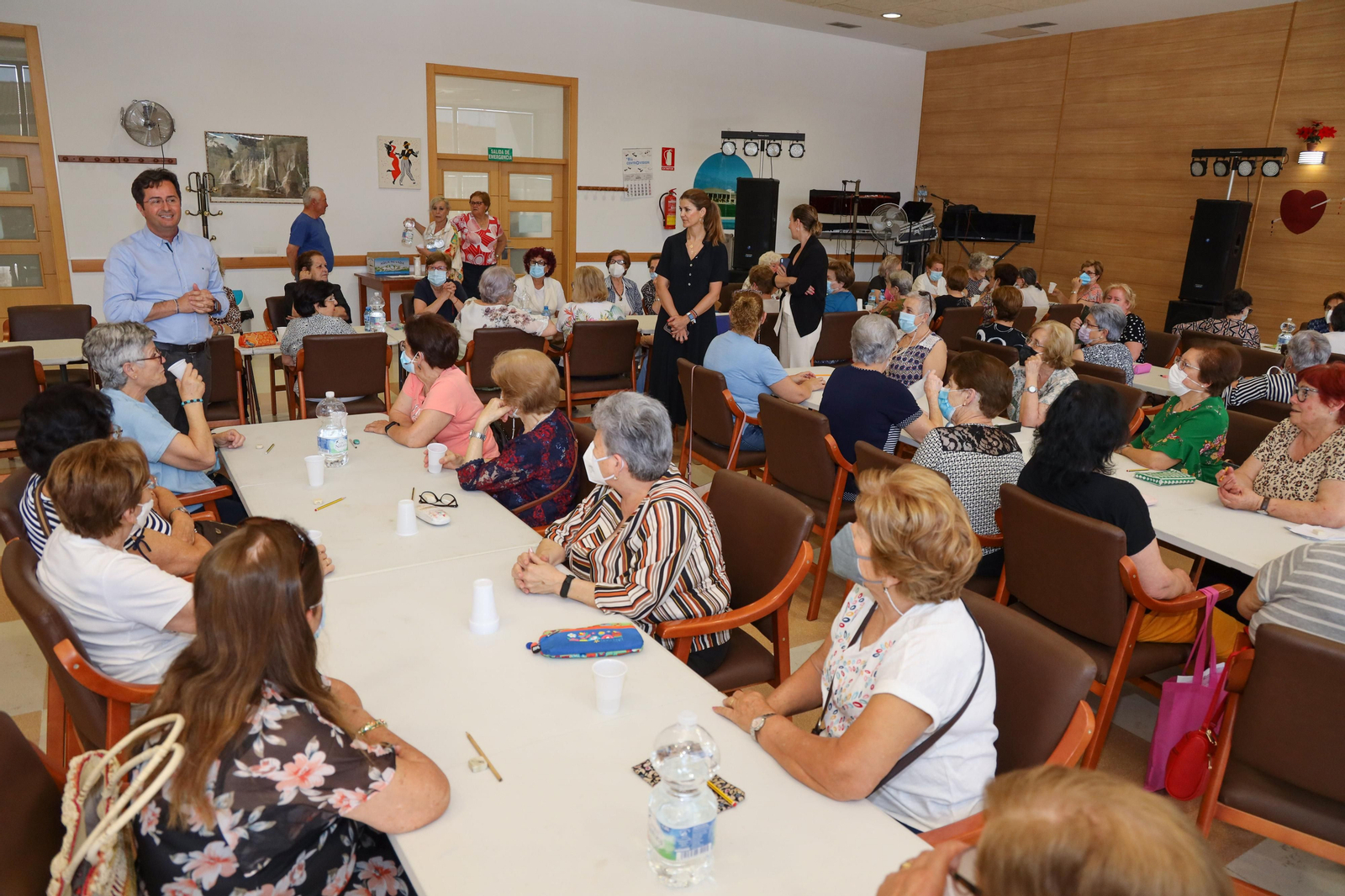 El alcalde de El Ejido charla con un grupo de pensionistas.