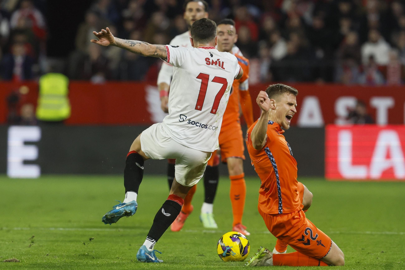Las fotos del pobrísimo paso de Saúl Ñíguez por el Sevilla