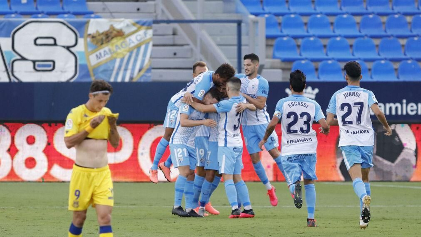 Los jugadores del Málaga celebran el gol de Cristian.