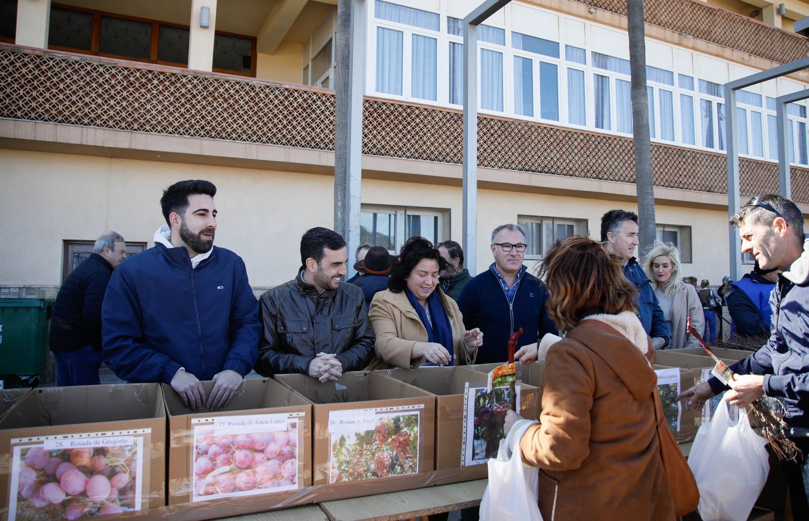 Imágenes del reparto de Parras en Alhama de Almería