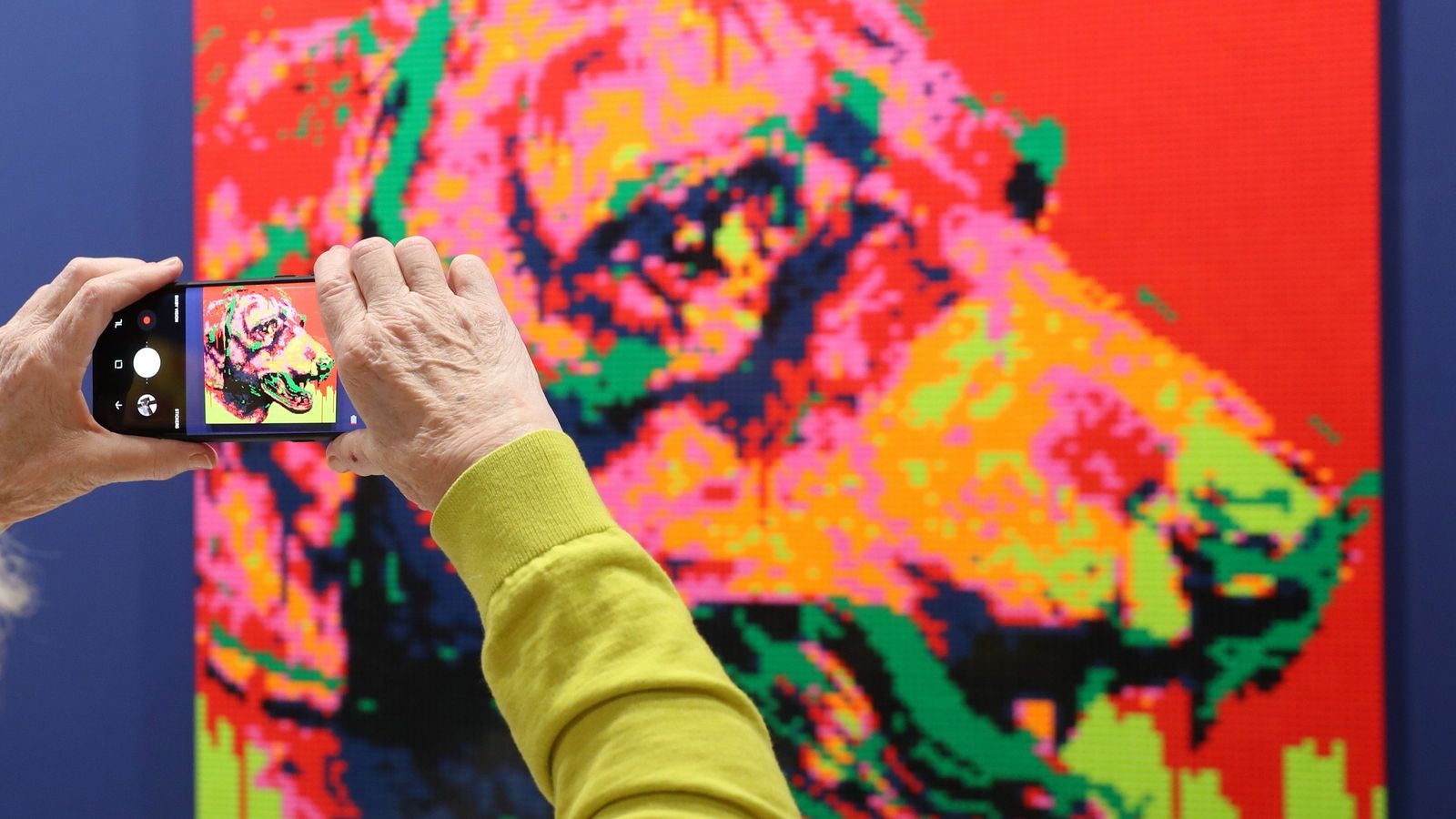 Esta obra del artista chino Ai Weiwei 'Zodiaco' es una de las más cotizadas y fotografiadas en ARCO.