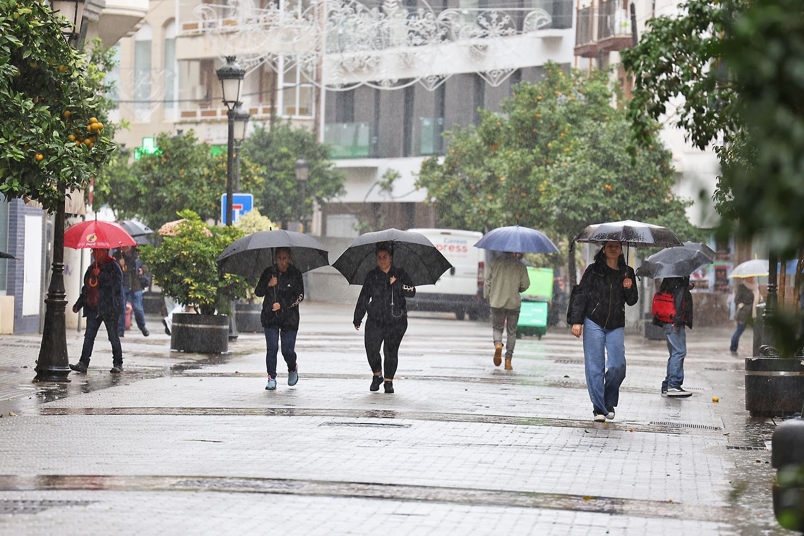 Imágenes de la lluviosa mañana en Huelva