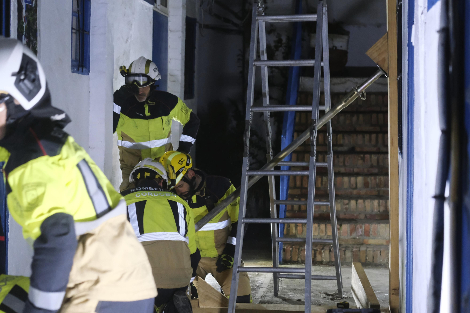 El desalojo de la casa de paso de La Lagunilla en Córdoba, en fotografías