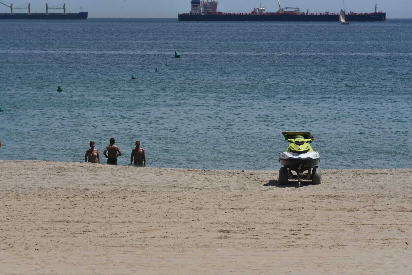 Una moto de agua, en la arena de la playa de Getares.
