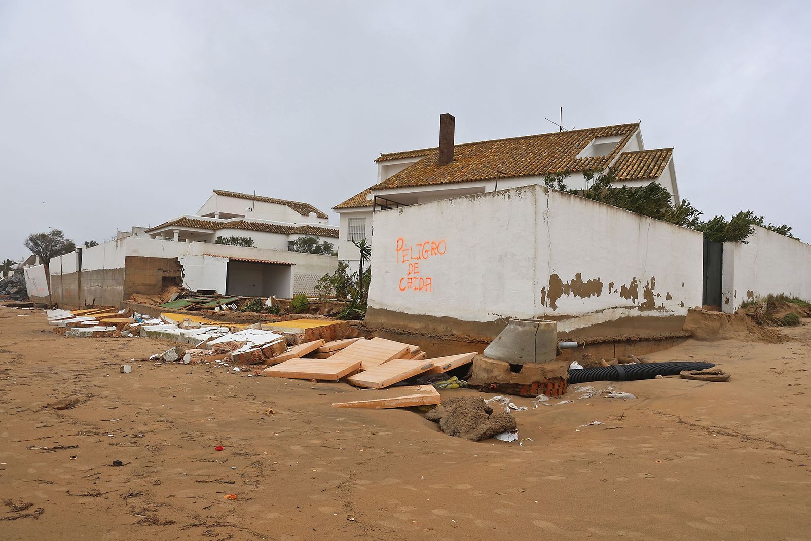 Imagen de una vivienda en la playa de El Portil con un mensaje premonitorio: "Peligro de caída".