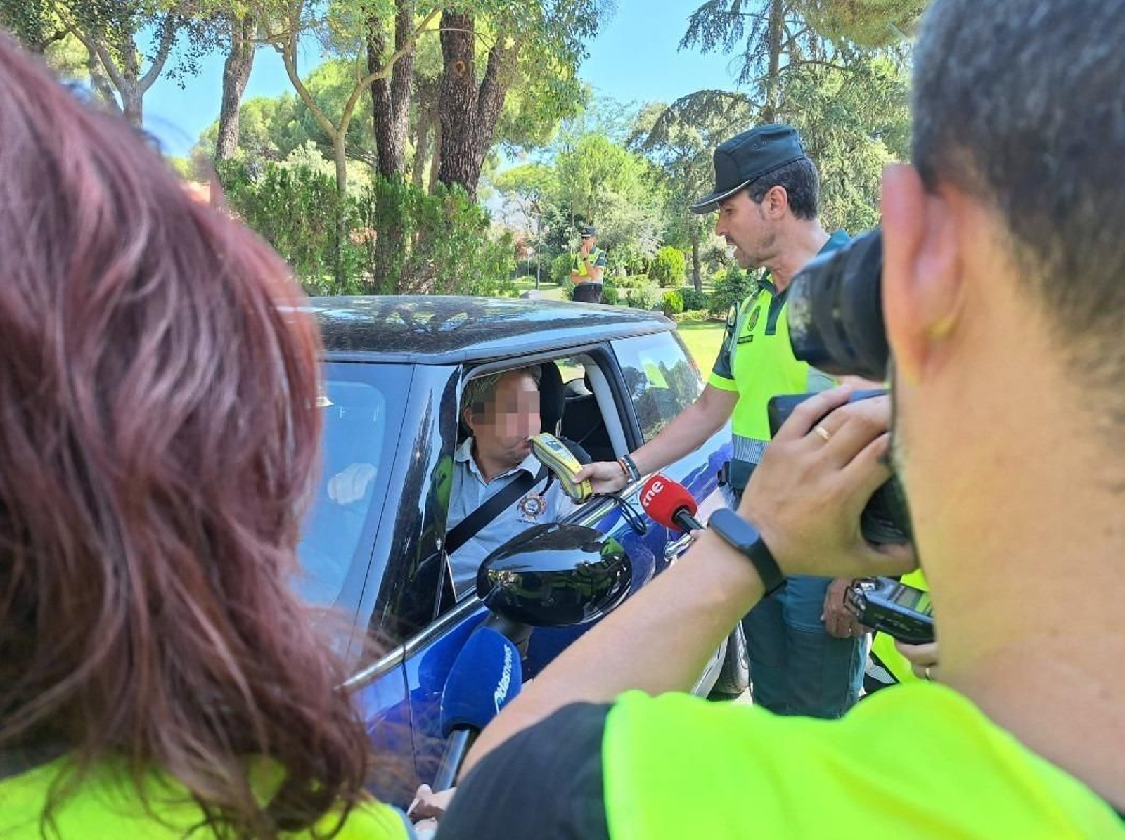 Un agente de la Guardia Civil de Tráfico durante un control de alcoholemia