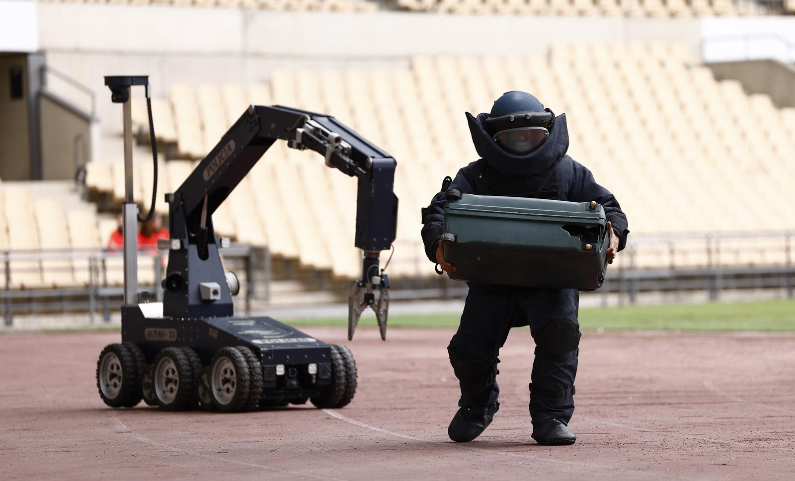 La exhibición de la Policía Nacional en el Estadio de la Cartuja, en imágenes