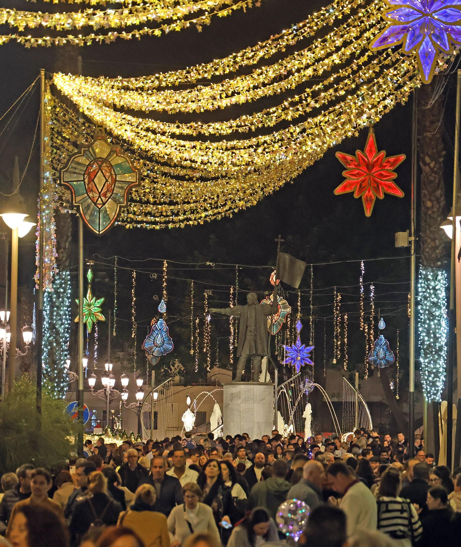 Imágenes de la nevada y alumbrado navideño en Huelva