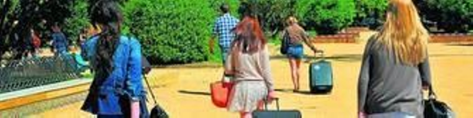 Muchos jóvenes sevillanos han tenido que abandonar la provincia ante la falta de oportunidades laborales.