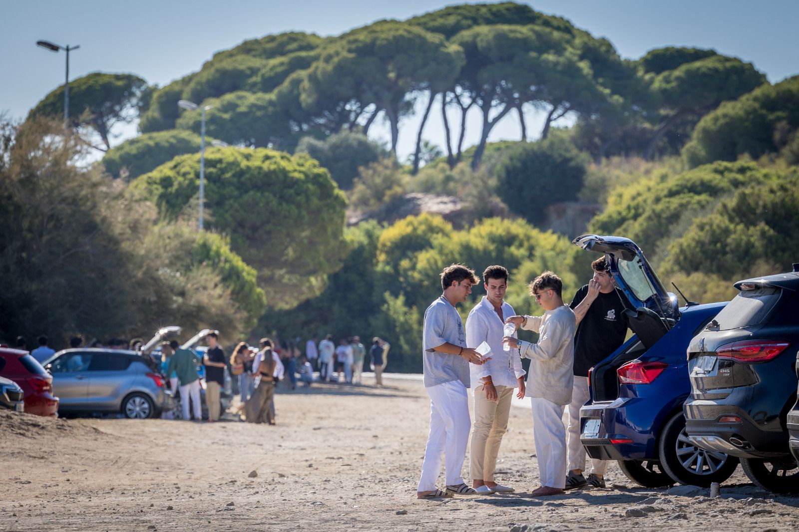 Una imagen de jóvenes haciendo botellón en Puerto Sherry.