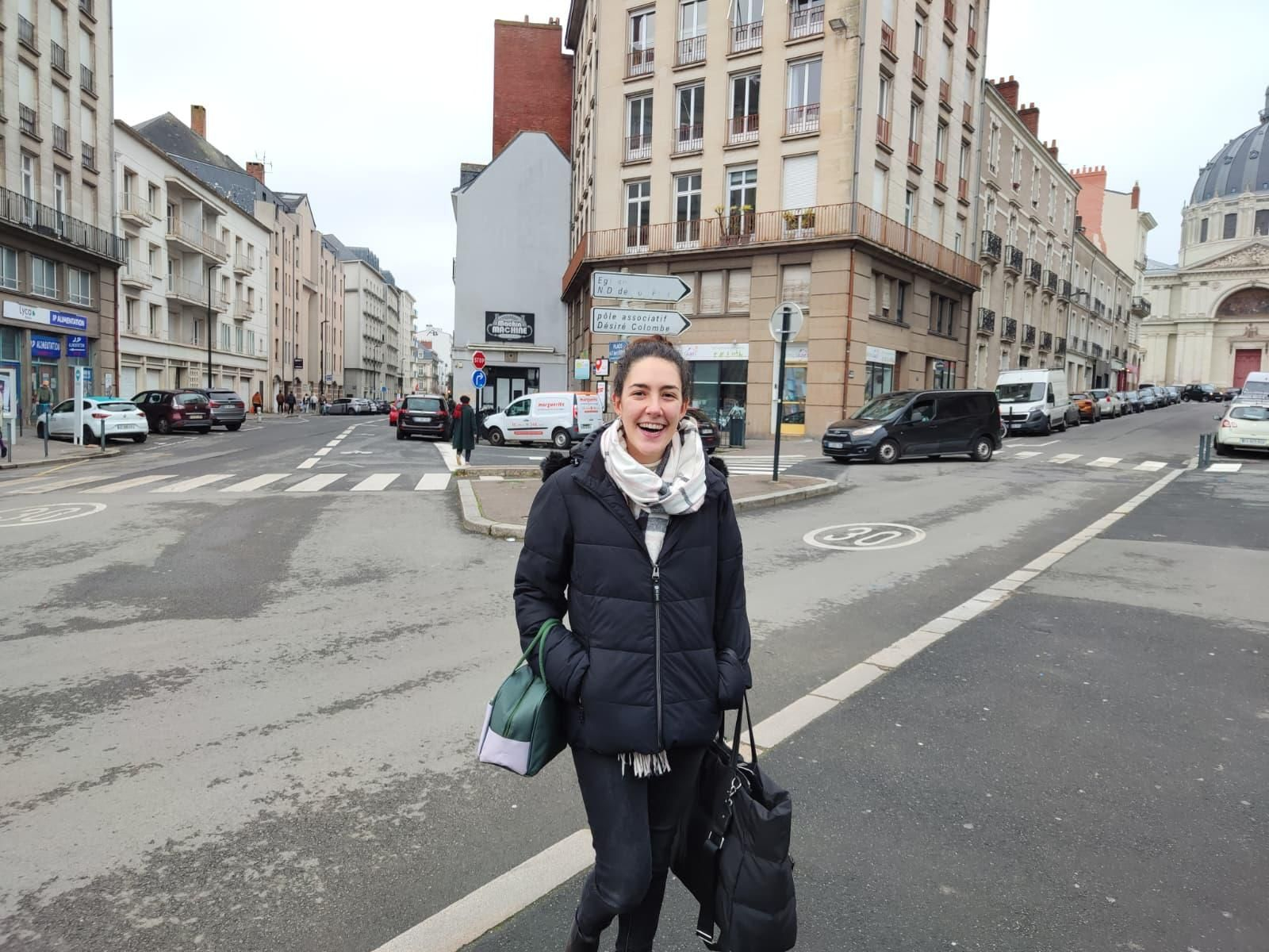 Alba Martín posando en las calles de Nantes para Granada Hoy