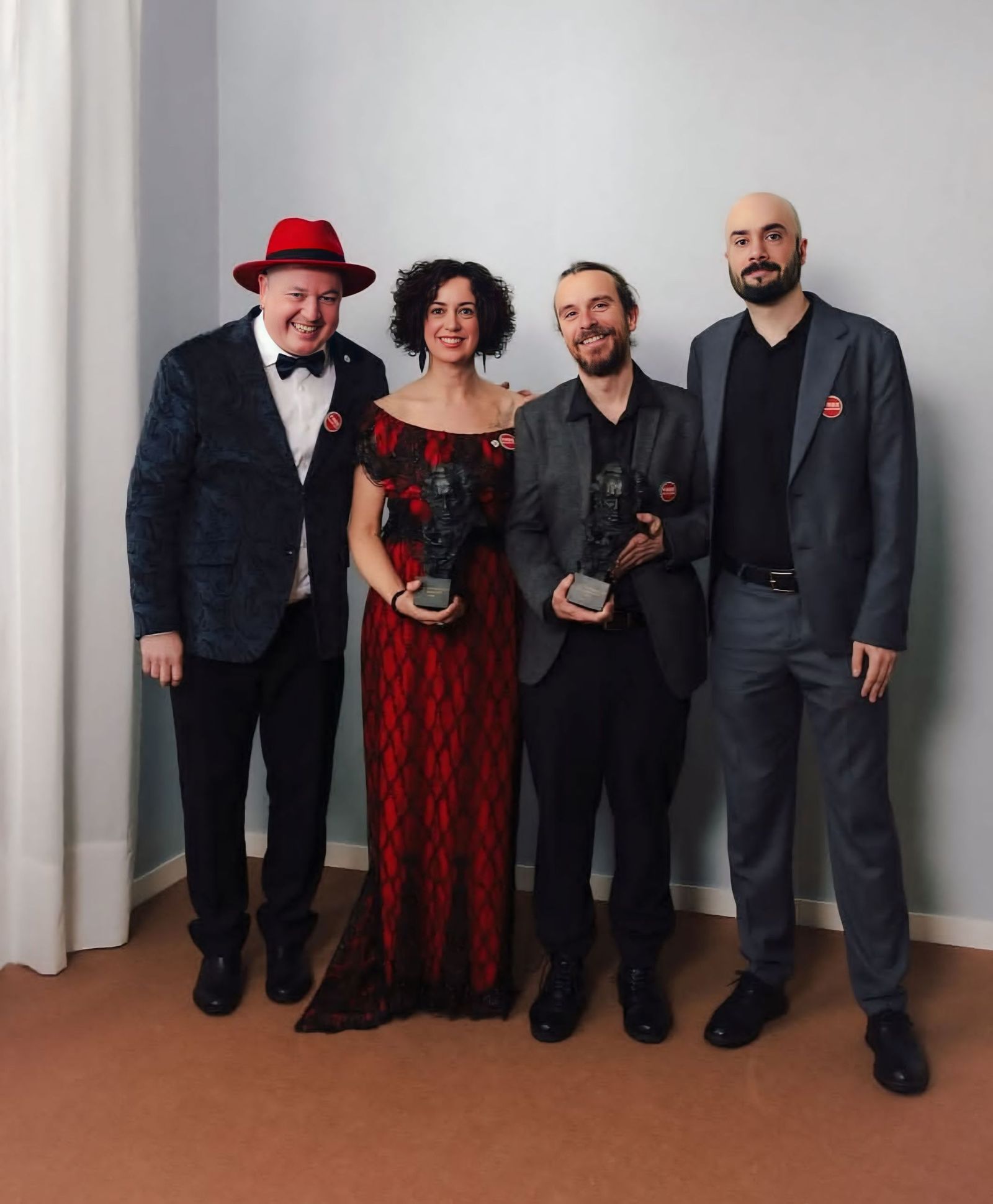 Mónica Gallego y los directores de ‘Gilbert’ con el Goya.