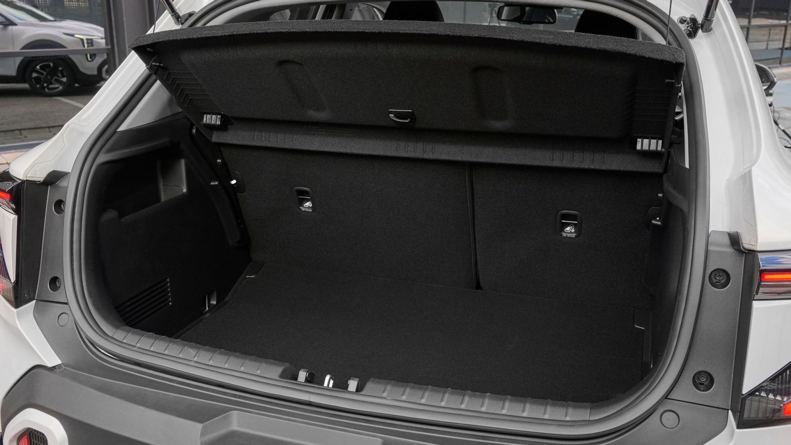 El maletero, según nuestras mediciones, tiene un volumen de 297 litros, algo menor que los anunciados 352. El borde de carga queda alto respecto al suelo -a 78 cm- y en relación al piso del maletero -16 cm-.