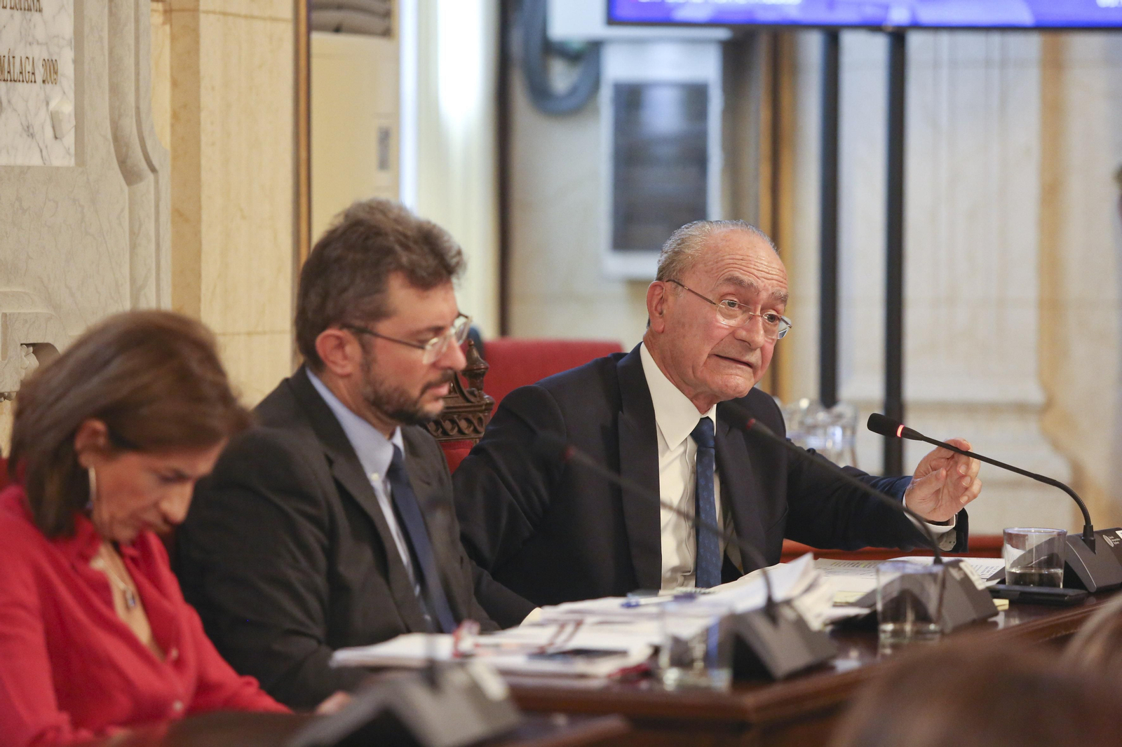 Leonor Muñoz, José Cardador y Francisco de la Torre, ayer, en la comisión de investigación.