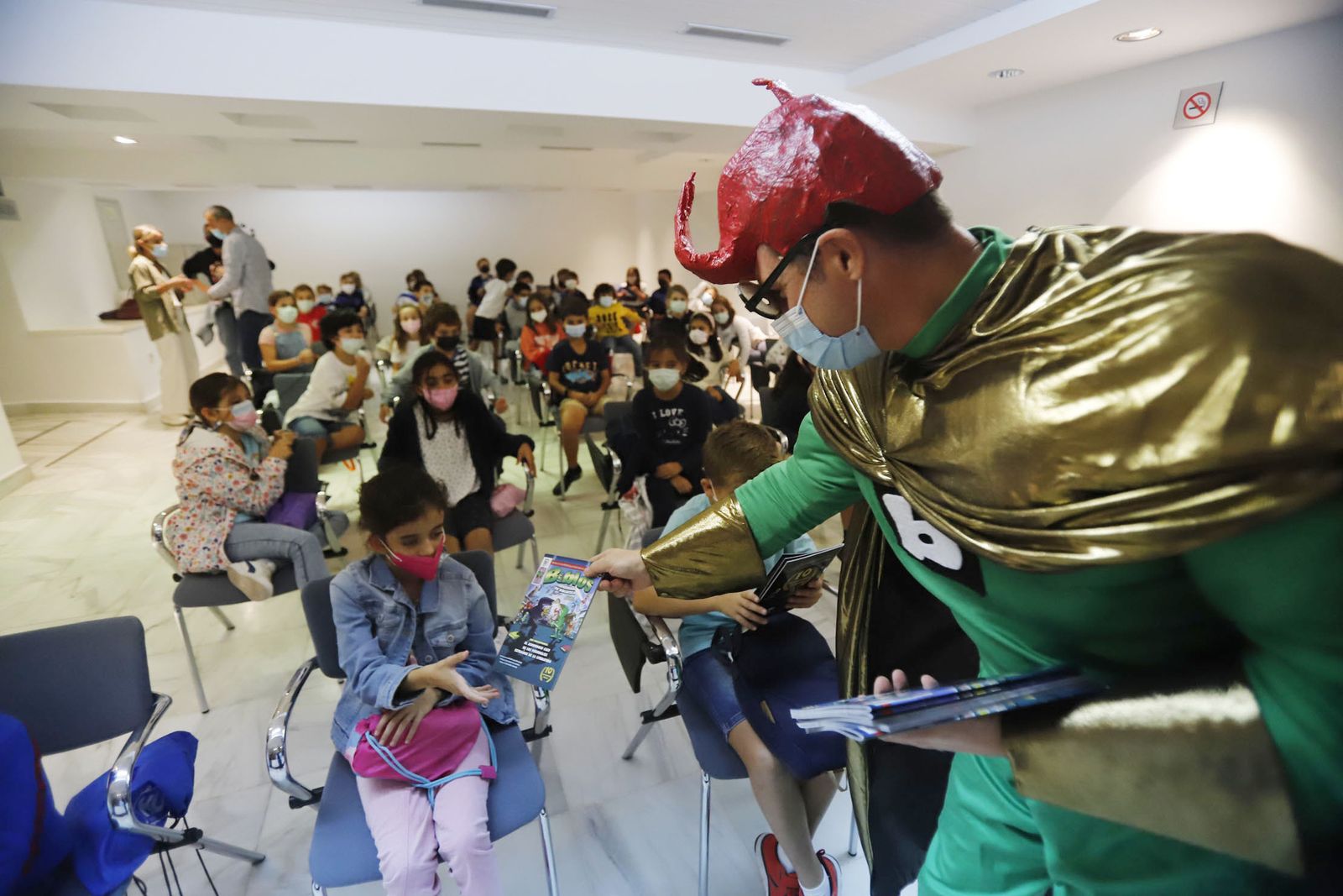 El superhéroe Biblos enseña a los niños el valor de las bibliotecas en Huelva