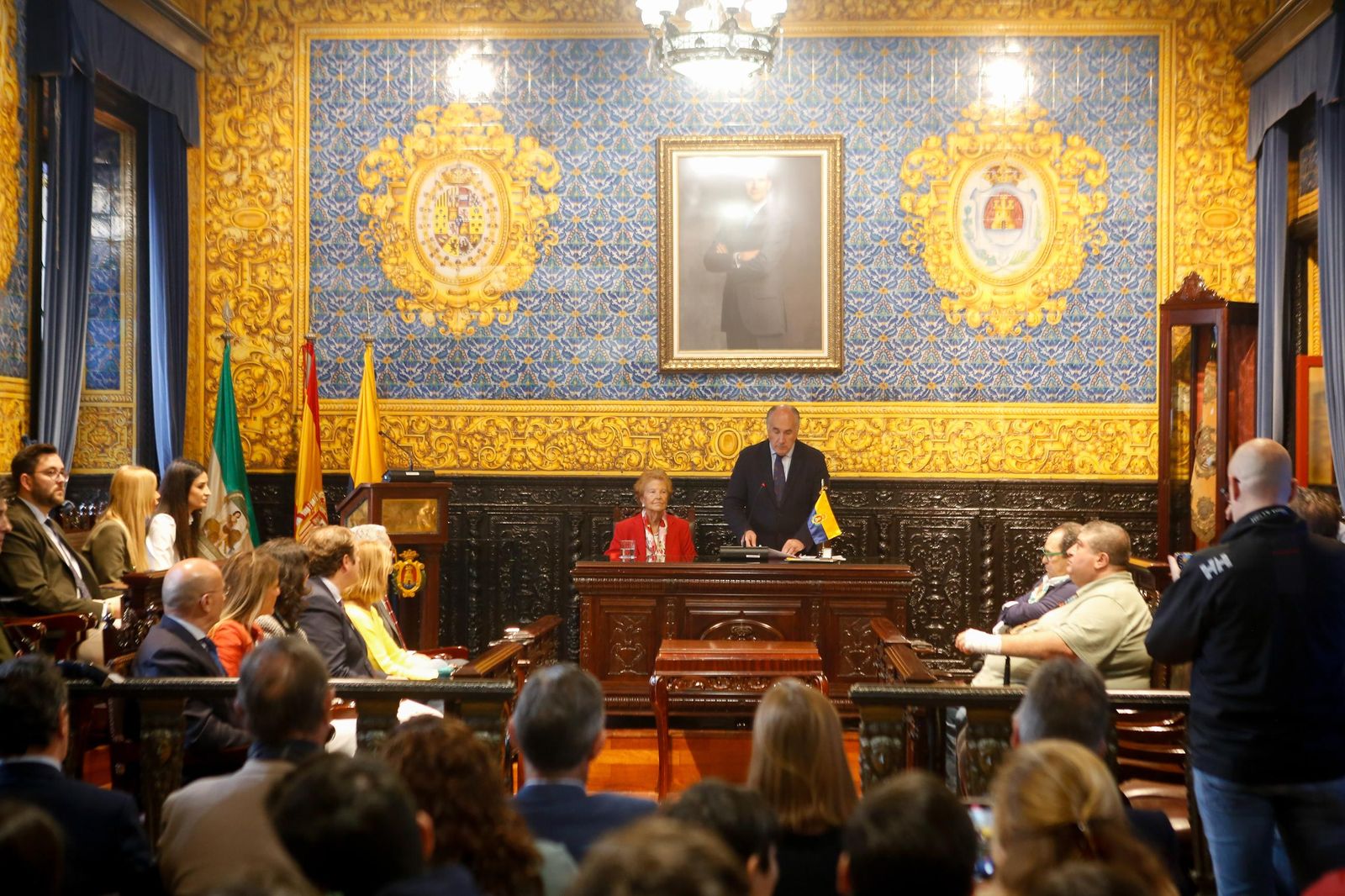 Fotos de la imposición de la insignia de la ciudad de Algeciras a Palma Briales de León