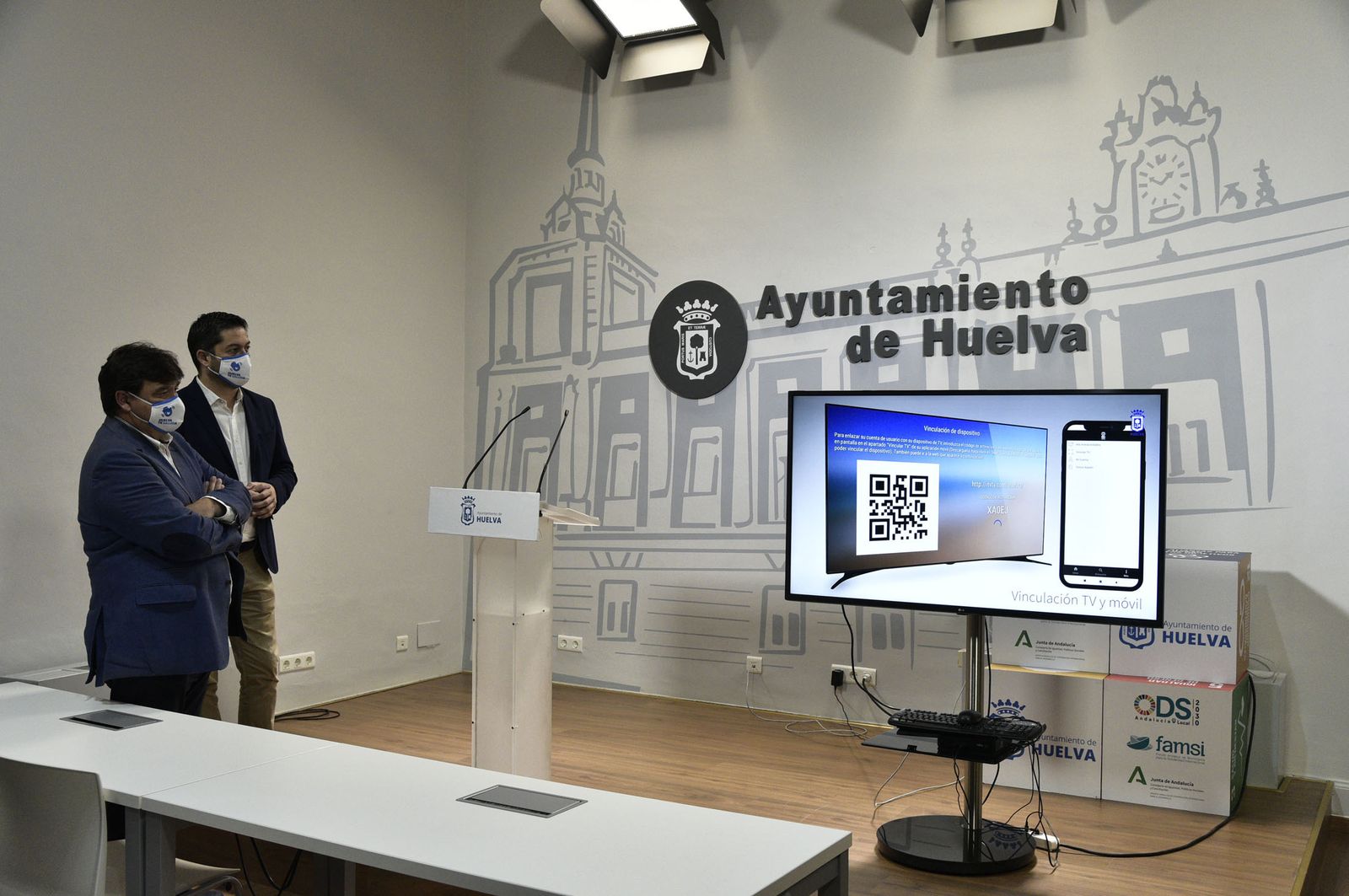 El alcalde y el portavoz del Ayuntamiento de Huelva en la reciente presentación de una plataforma orientada al tursimo.