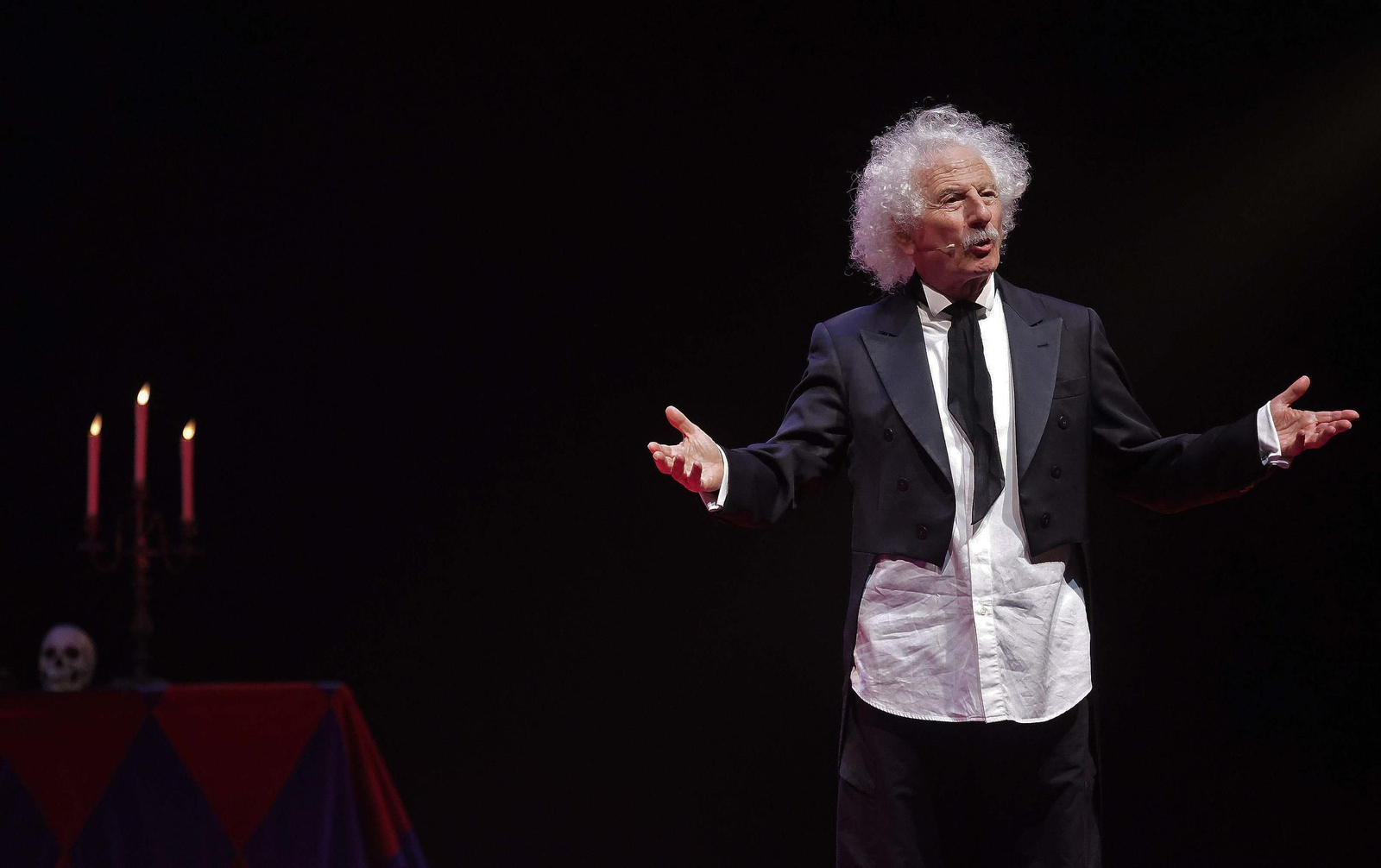 Fotos del espectáculo de El Brujo en el teatro Paseo de la Velada de La Línea
