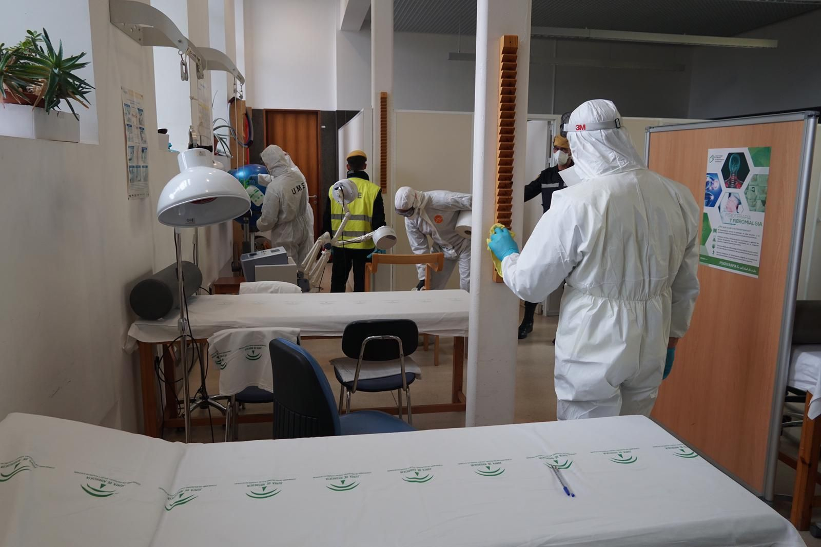 Así desinfecta la UME los puntos calientes de Almería: limpieza a base de hipoclorito sódico reducido con agua con mochilas en interiores y camiones autobomba en zonas comunes