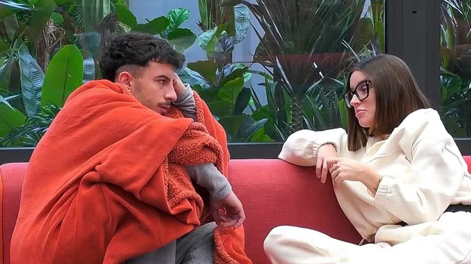 Juanpi Vega y Sandra Barrios intercambian confidencias en la casa de 'GH Dúo'.
