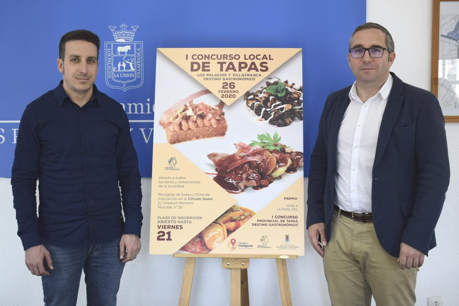 El delegado Manuel Carvajal y el alcalde Juan Manuel Valle junto al cartel del concurso.