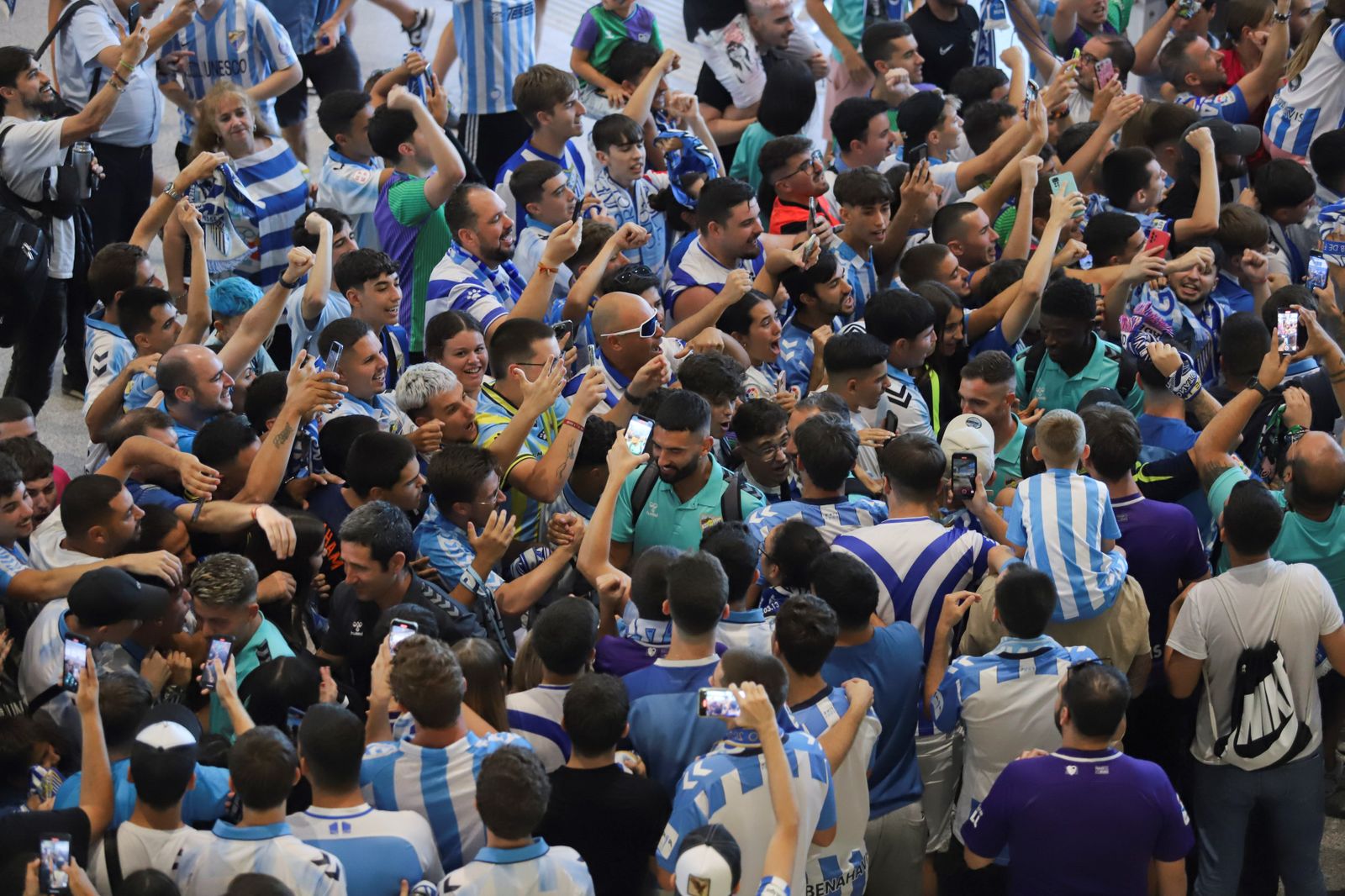 El espectacular preámbulo en el aeropuerto con la afición